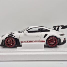 Minichamps 1.18 Porsche 911 992 GT3 RS 2022  White / red ( 113 062028 )
