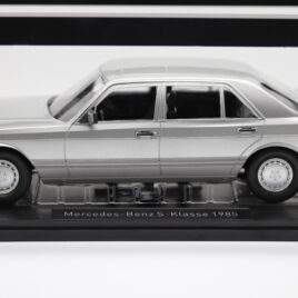 i SCALE 1.18 Mercedes Benz ( W126 ) 560 SEL ( 1985 )  Austral silver over grey  ( 118000000059 )