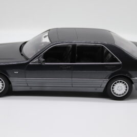 i SCALE 1.18 Mercedes Benz ( W140 ) S500 ( 1994-1998 )  Dark grey metallic over grey ( 118000000048 )