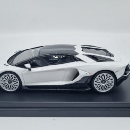 Looksmart models 1.43 Lamborghini Aventador Ultimae  Bianco white colour with carbon roof ( LS525B )