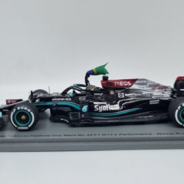 SPARK MODELS 1.43 Mercedes-Benz AMG Petronas F1 team Brazilian GP winner 2021 with flag Hamilton ( S7710 )
