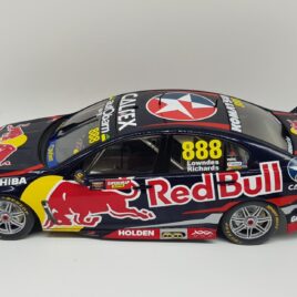 CLASSIC CARLECTABLES 1.18 Holden VF Commodore 2015 Bathurst winner Red Bull Racing Lowndes / Richards ( 18603 )